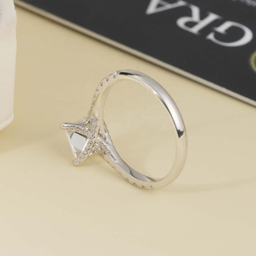 Bague de fiançailles en or blanc 14 carats avec diamants taille princesse et moissanite de 1,2 ct