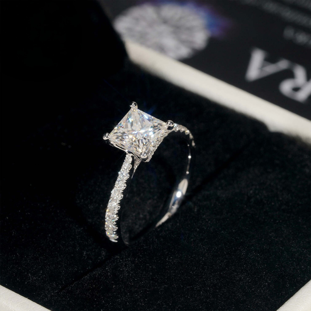Verlobungsring aus 14 Karat Weißgold mit 1,2 Karat Moissanit-Diamanten im Prinzessschliff