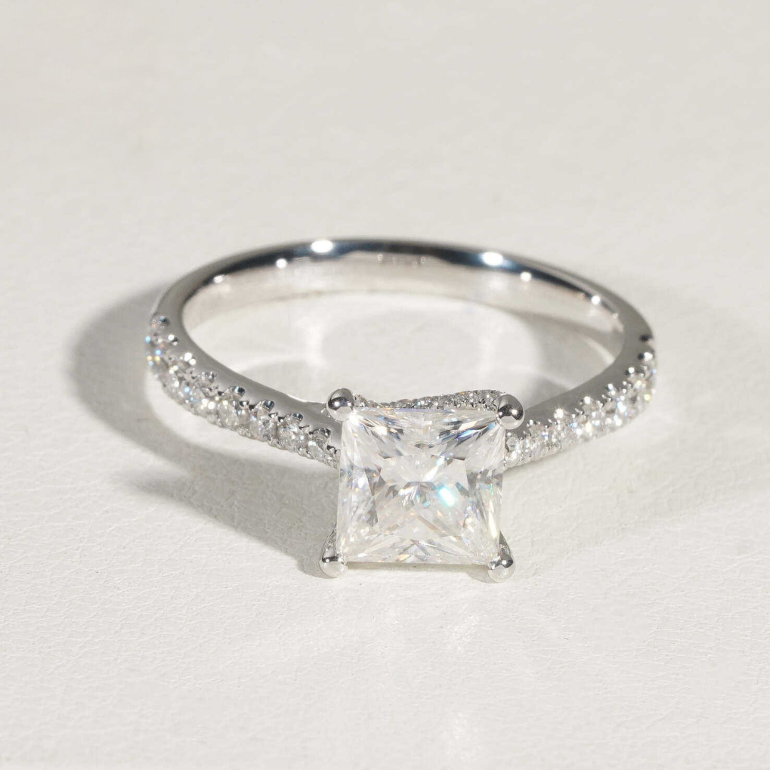 Verlobungsring aus 14 Karat Weißgold mit 1,2 Karat Moissanit-Diamanten im Prinzessschliff