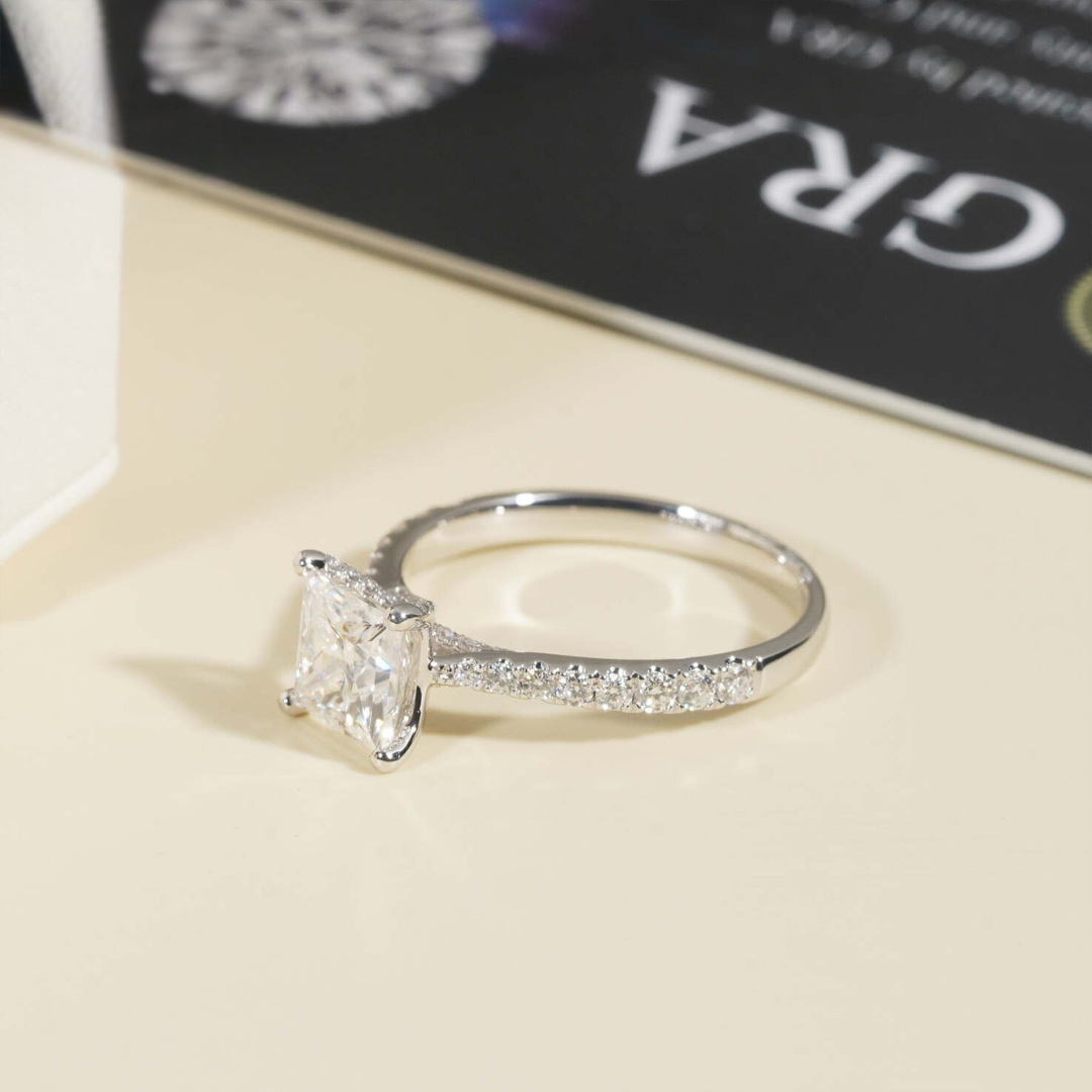 Bague de fiançailles en or blanc 14 carats avec diamants taille princesse et moissanite de 1,2 ct