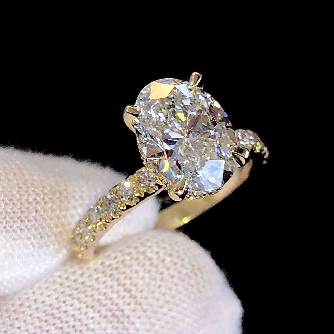 Verlobungsring aus 18 Karat massivem Gold mit 1 Karat und 2 Karat Moissanit-Diamanten im Ovalschliff