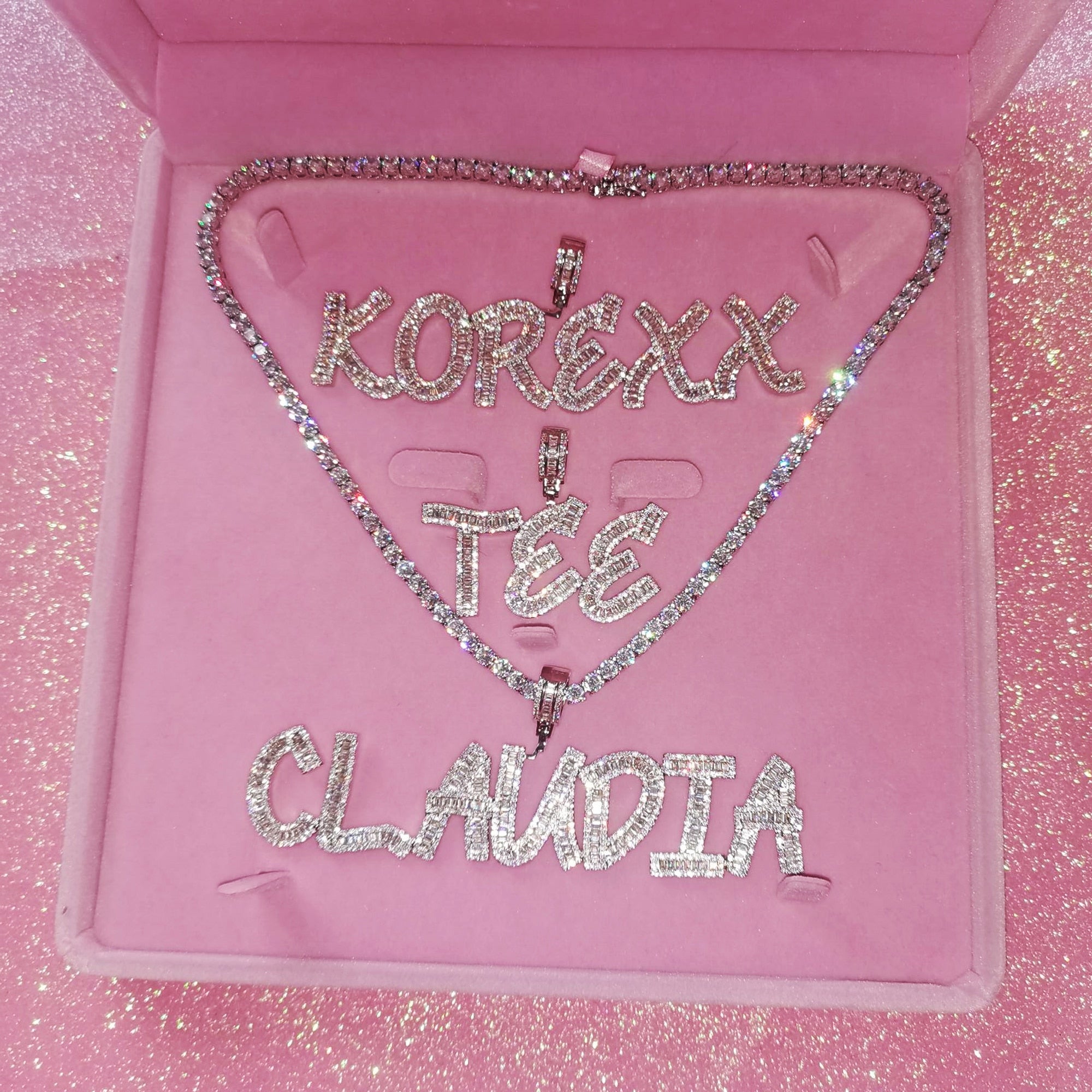 Collier personnalisé avec prénom et lettre baguette – Pendentif glacé avec chaîne tennis