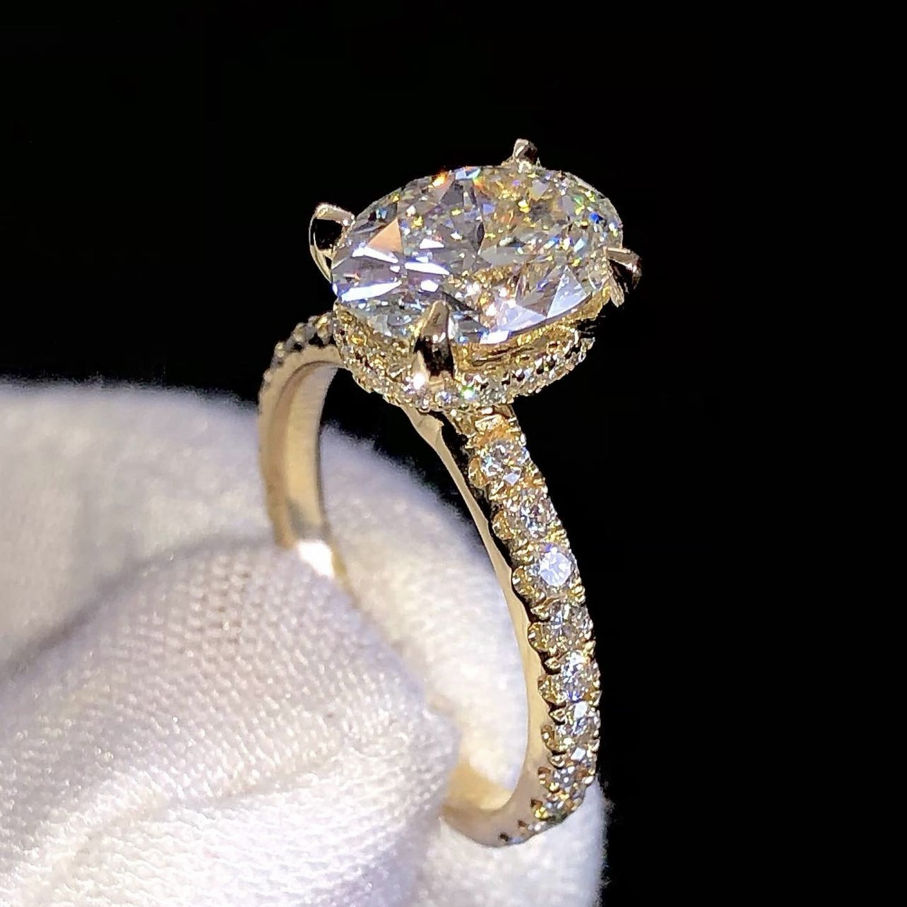 Verlobungsring aus 18 Karat massivem Gold mit 1 Karat und 2 Karat Moissanit-Diamanten im Ovalschliff