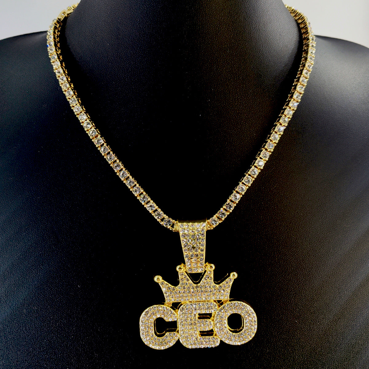 Halskette mit Anhänger „Gekrönter CEO“ in Iced Out