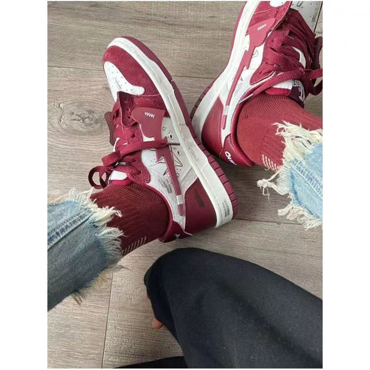 Rote Sommer-Sneaker mit Herz