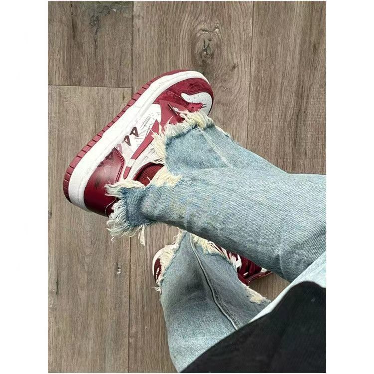 Rote Sommer-Sneaker mit Herz
