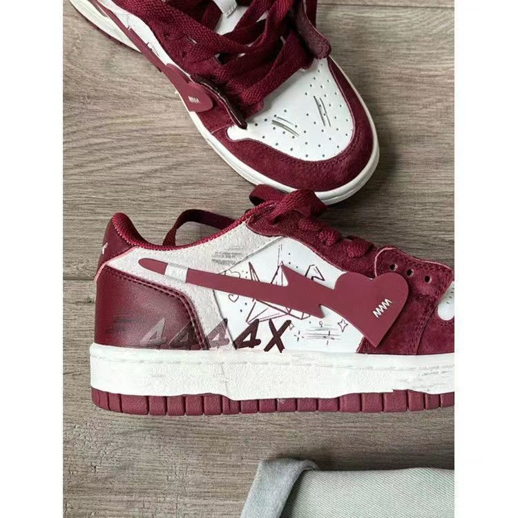 Rote Sommer-Sneaker mit Herz