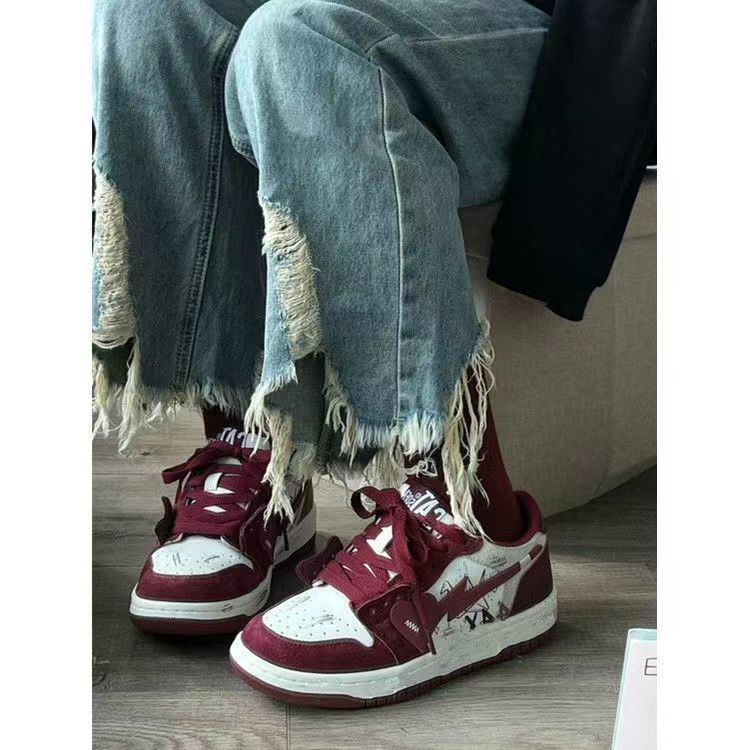 Rote Sommer-Sneaker mit Herz