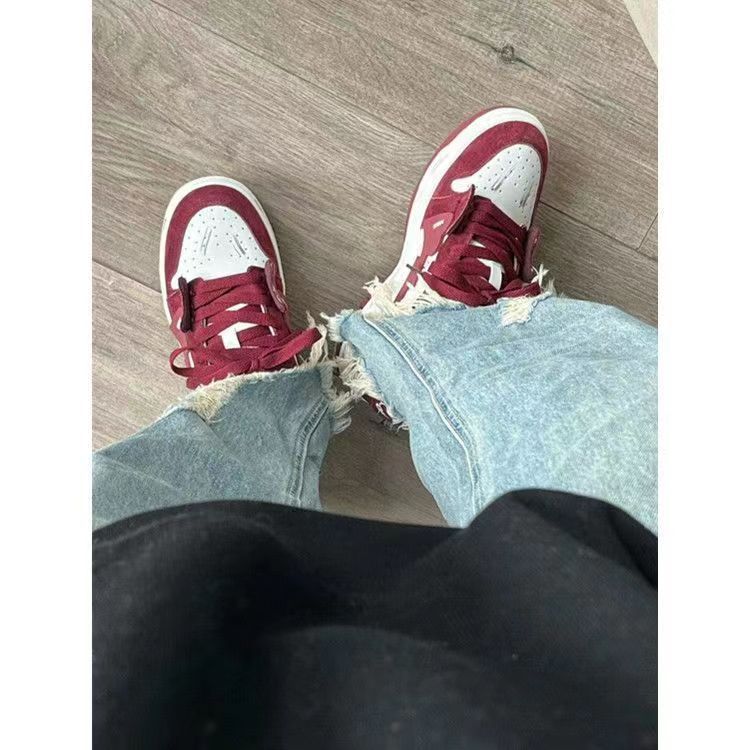 Rote Sommer-Sneaker mit Herz
