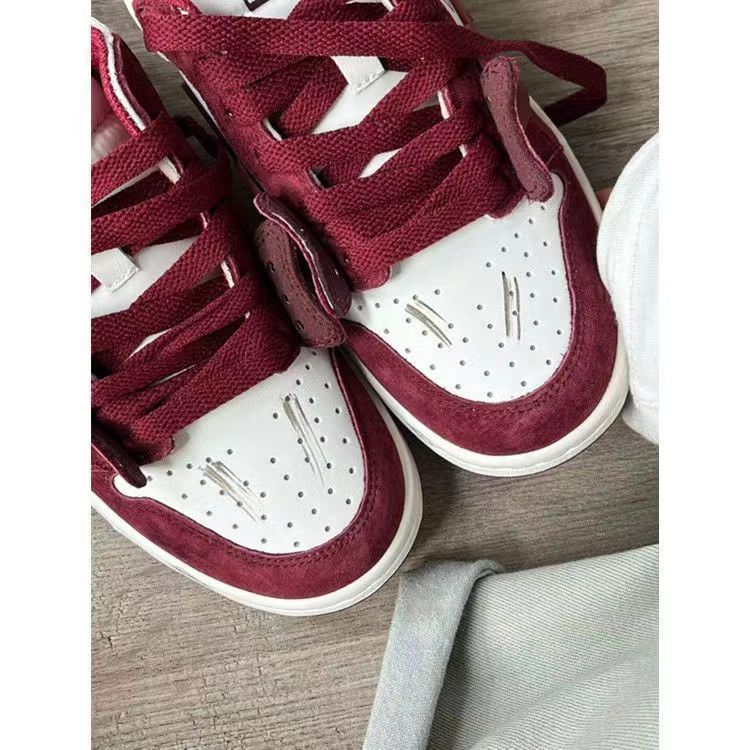 Rote Sommer-Sneaker mit Herz