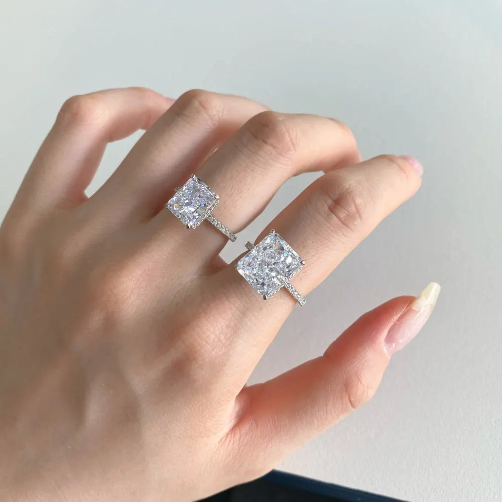 Ring aus 925er Sterlingsilber mit zerkleinertem weißen Saphir