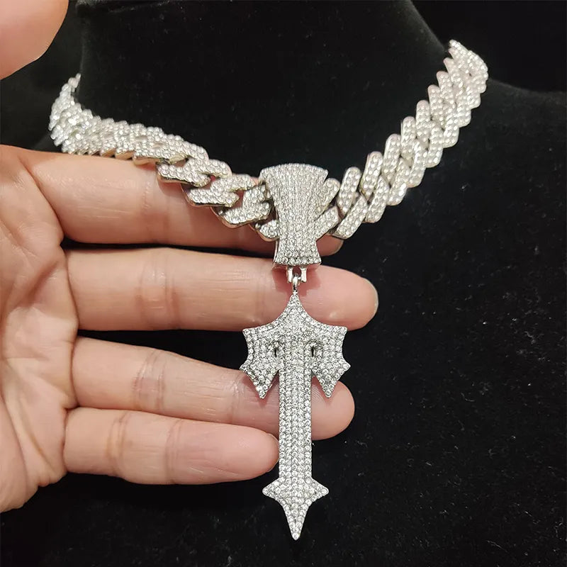 Collier Hip Hop avec épée croisée et lettres glacées