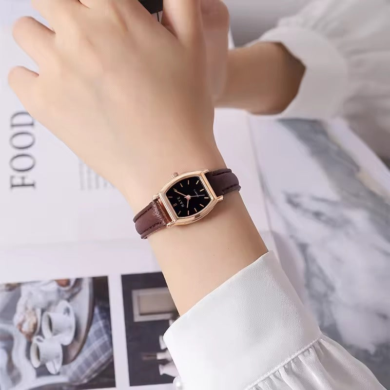 Braune Retro-Damenuhr mit quadratischem Lederarmband