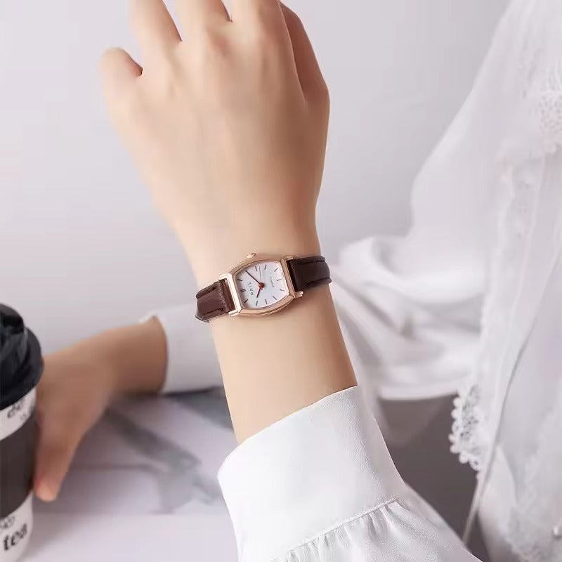 Braune Retro-Damenuhr mit quadratischem Lederarmband