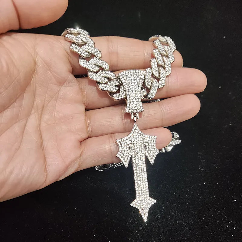Collier Hip Hop avec épée croisée et lettres glacées