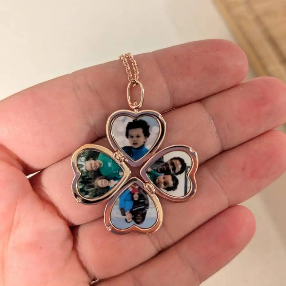 Personalisiertes Familienfoto-Medaillon mit graviertem Namen