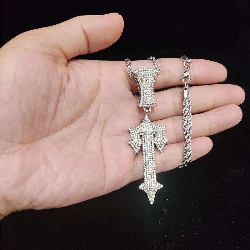 Collier Hip Hop avec épée croisée et lettres glacées