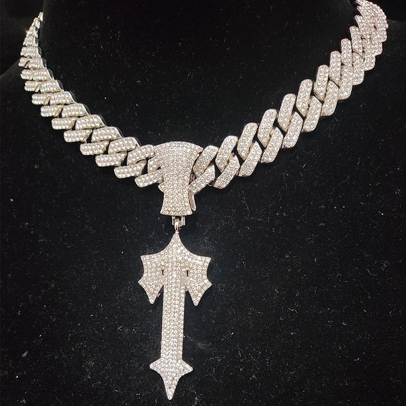 Collier Hip Hop avec épée croisée et lettres glacées