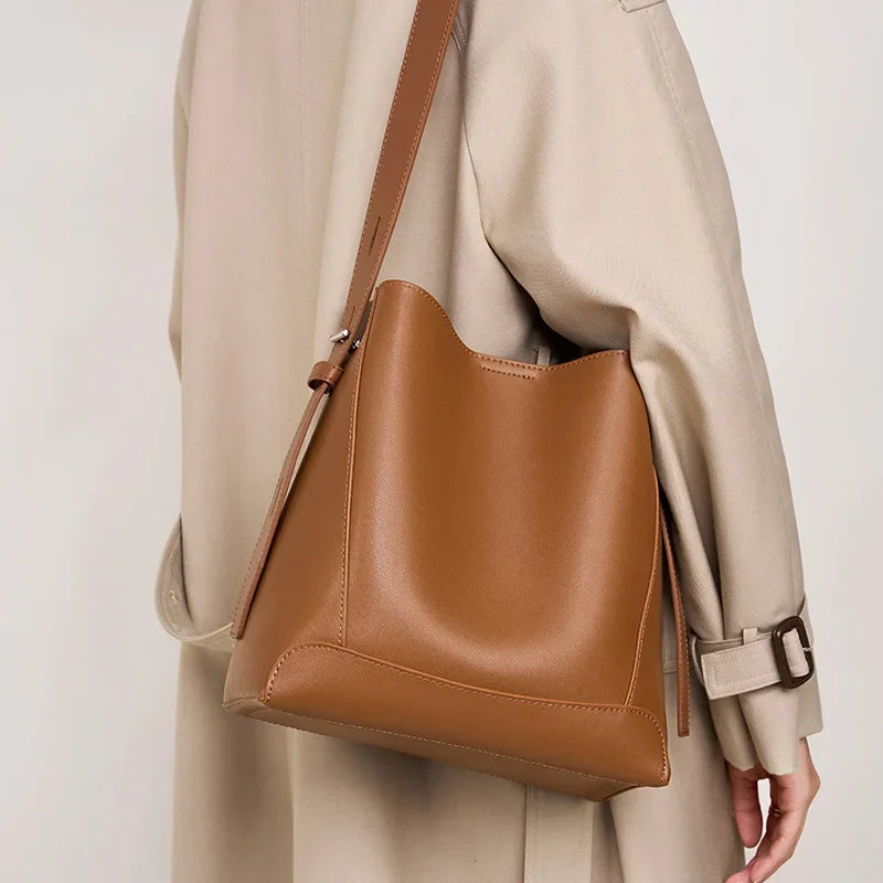 VVS Signature Beuteltasche aus echtem Leder