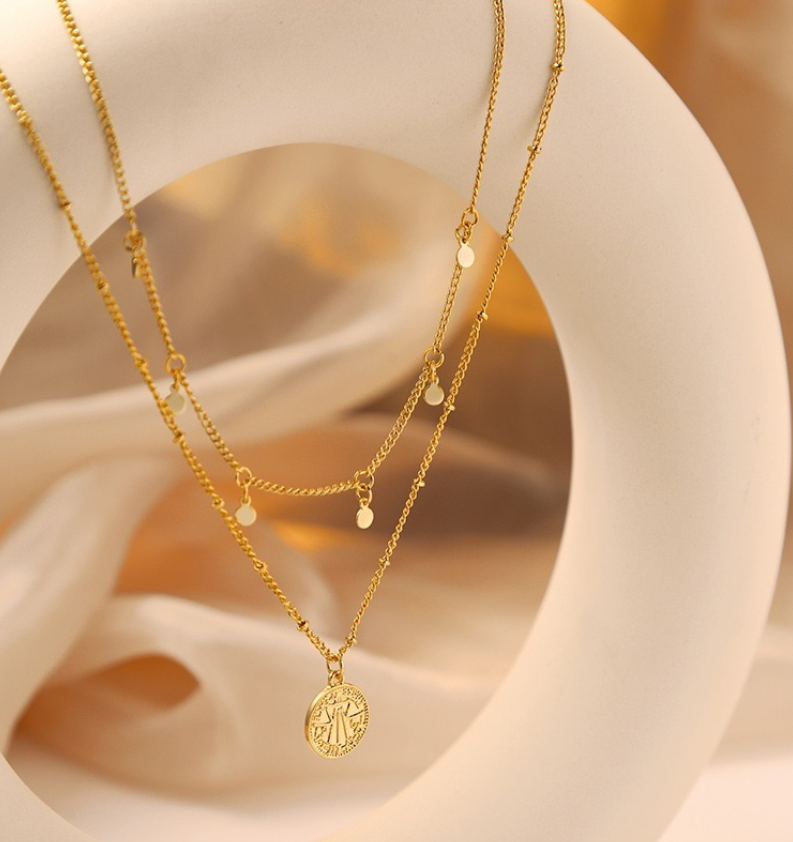 Collier de perles à pendentif arabe