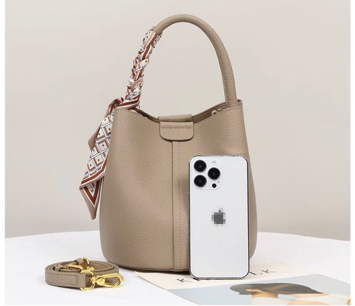 VVS Iconic Bucket Bag aus Leder