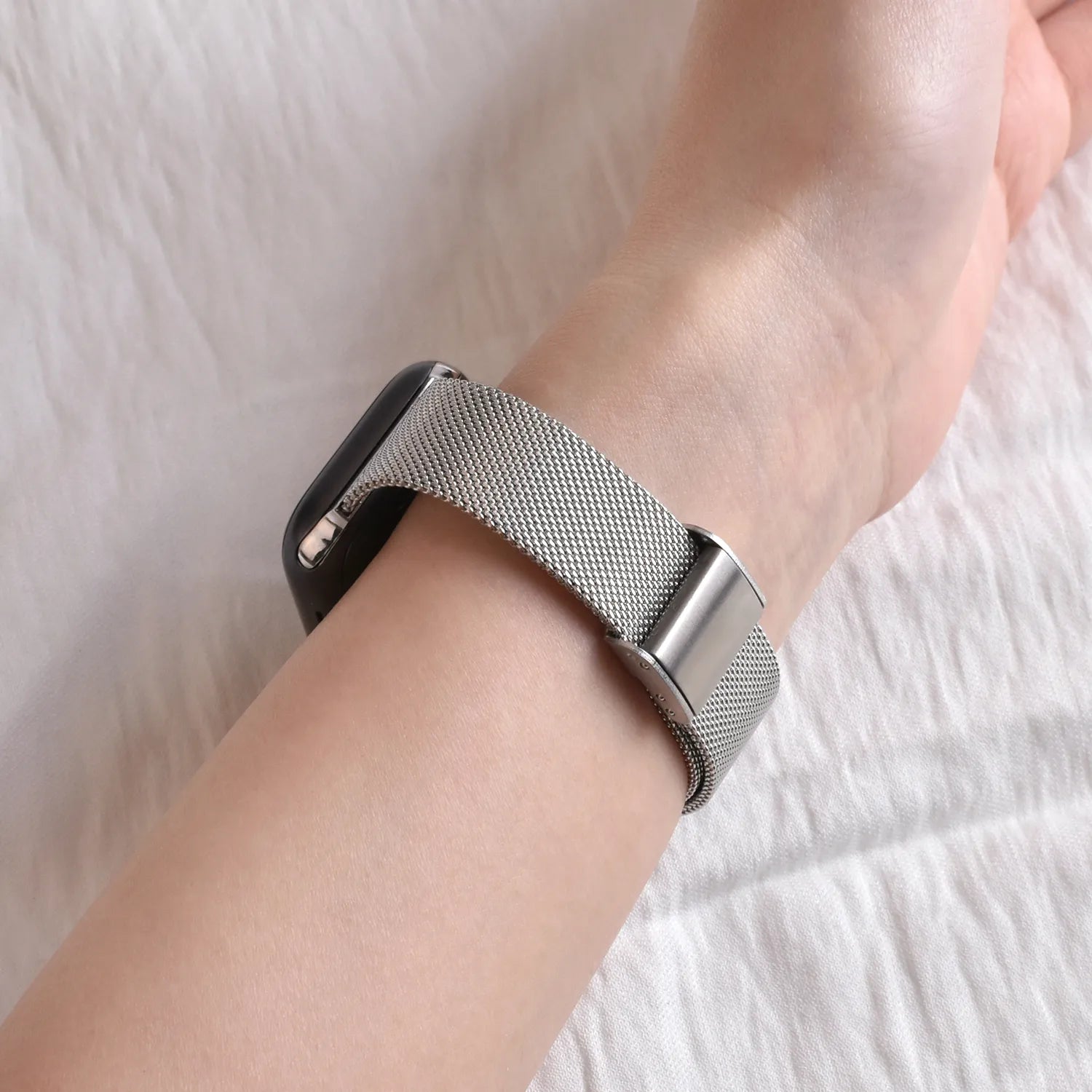 Schmal geschnittenes Metallarmband für die Apple Watch