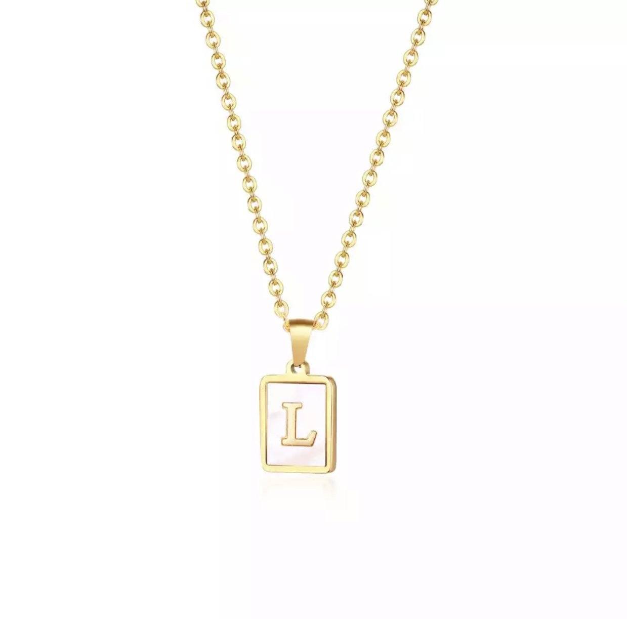 Halskette mit Initialenkarte aus Perlmutt