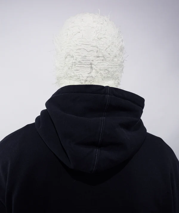 Weiße Sturmhaube im Used-Look