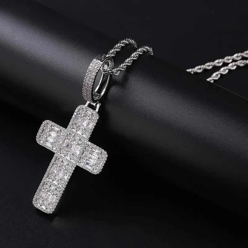 Halskette mit Kreuz im Baguette-Diamant-Design