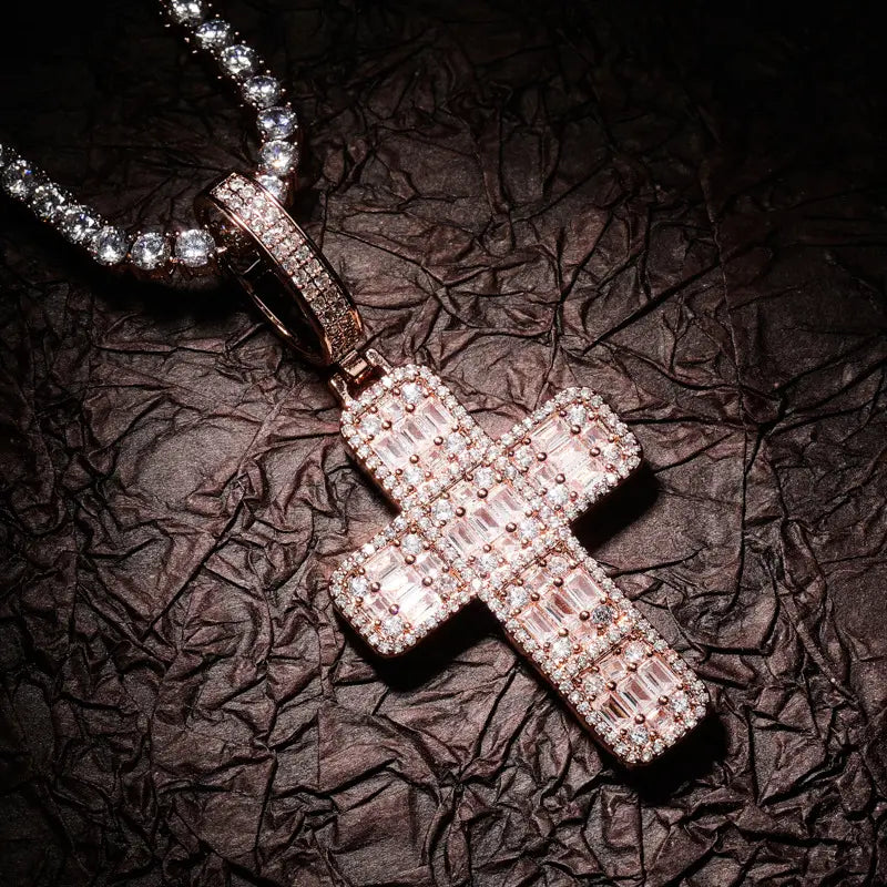 Halskette mit Kreuz im Baguette-Diamant-Design