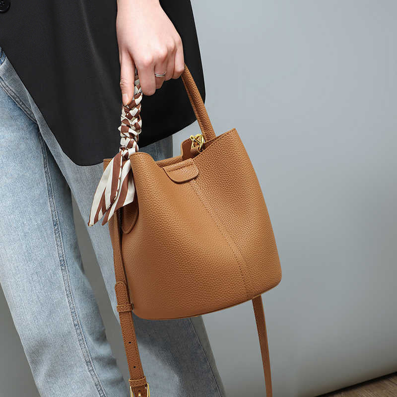 VVS Iconic Leather Bucket bag